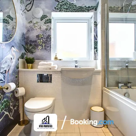 3 Bedroom Home By Nyos Properties Short Lets & Serviced Accommodation Manchester With Garden Exterior photo