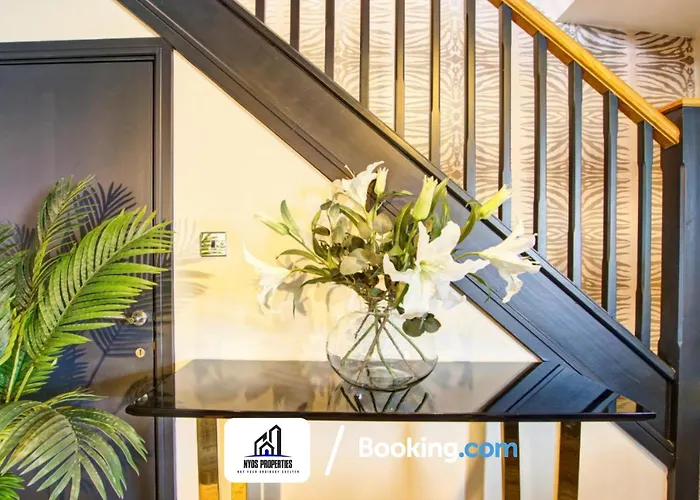 3 Bedroom Home By Nyos Properties Short Lets & Serviced Accommodation Manchester With Garden